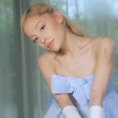 ⁷ 💙🦋 on Twitter: "Ariana Grande 🤍 https://t.co/epGkIGzmY5" / Twitter Ariana Grande Blue, Cute Blue Dresses, Ariana Grande Album, Ariana Grande Cute, Ariana Grande Style, Ariana Grande Pictures, Ariana G, Cat Valentine, Eternal Sunshine