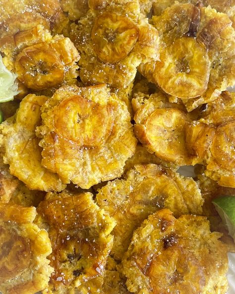 Grandma's Goulash Recipe, Tostones Recipe, Green Plantains, Pasta Restaurants, Fried Plantains, Plantains Fried, Fried Pork, Beef Casserole, Retro Recipes