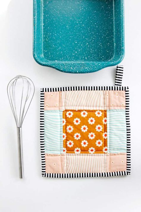 Patchwork Potholder Sewing Pattern Potholder With Pocket Pattern, Sewing Pot Holders Patterns, Free Pot Holder Patterns Sewing, Easy Pot Holders To Sew, Quilted Pot Holders Patterns Free, Easy Potholders To Sew, Sewn Potholders, Potholders To Sew Free Pattern, Potholder Sewing Pattern