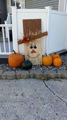 Pallet scarecrow Pallet Scarecrow, Fall Pallets, Scarecrow Crafts, Fall Scarecrows, Fall Deco, Pallet Crafts, Fall Halloween Crafts, Summer Decorating Ideas, Craft Show Ideas