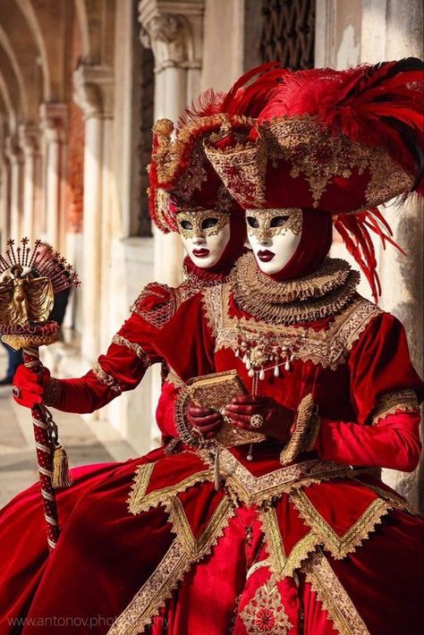 ♔ Le Grand Bal Masqué de Venise Italian Masquerade Carnival Of Venice, Venetian Costumes Carnival Of Venice, Venetian Carnival Costume, Venice Mask Carnival, Venice Carnaval, Carnivale Costume, Italian Carnival, Venetian Costumes, Venice Carnivale