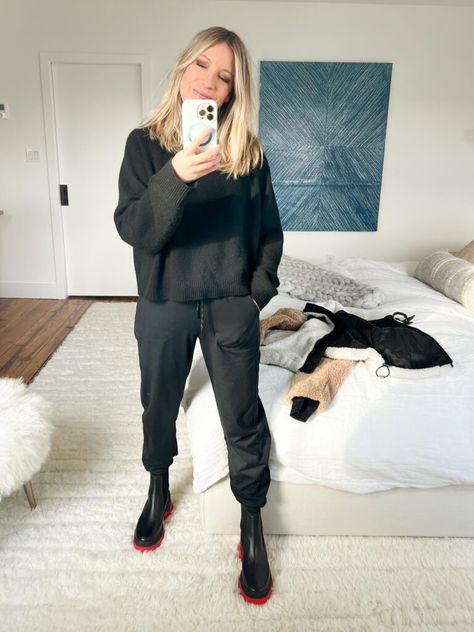 Sweats And Boots Outfit, Chelsea Boots Leggings Outfit, Chelsea Boots Outfit Women Winter, Sorel Boots Outfit, Chelsea Boots With Jeans, Chelsea Boot Outfits Women, Winter Athleisure Outfits, Chelsea Boot Outfit, Joggers Outfit Women