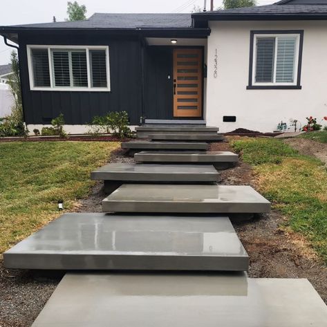 floating steps 👻 Float onto your front door step with these floating steps. Comment below if you prefer these over some traditional steps💡 Floating Front Steps, Outside Steps Ideas, Cement Front Steps, Front Door Step, Floating Steps, Front Yard Walkway, Stone Walkways, Front Door Steps, Front Stairs