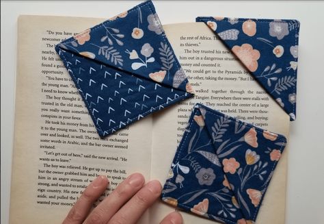 How to make quick and easy Fabric Bookmarks with scraps of fabric Sewed Book Mark, Handmade Book Marks Ideas, How To Make Book Marks, Sew Bookmarks, Fabric Book Marks, Book Mark Ideas, Door Arbor, Syprosjekter For Nybegynnere, Quilters Candy