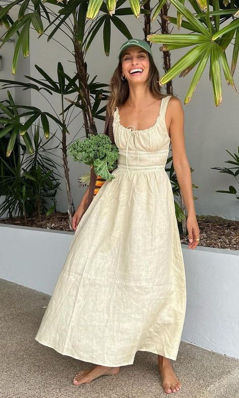 Simple Feminine Dress, Yellow Sun Dress Outfit, Summer Dress Styling, Summer 2025 Trends, Feminine Outfits Casual, Long Summer Dress Outfits, Fun Summer Outfits, Italian Fashion Summer, Dresses Sundresses