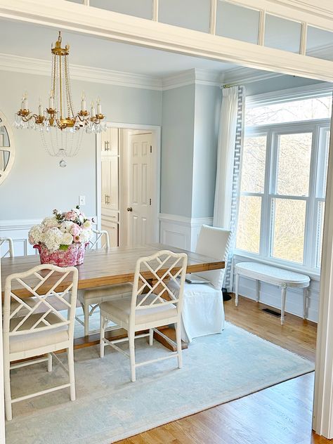 Dining Room Decor Blue, Feminine Dining Room, Blue Dining Room Ideas, Dining Room Paint Color Ideas, Dining Room Colorful, Navy Dining Room, White Dining Room Decor, Blue Dining Room Walls, White Dining Room Furniture