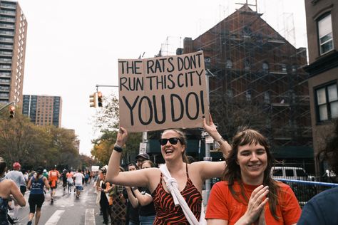 Marathon Running Signs, Ny Marathon, Running Signs, Marathon Signs, New York Marathon, Nyc Marathon, City Marathon, Marathon Runner, Marathon Runners