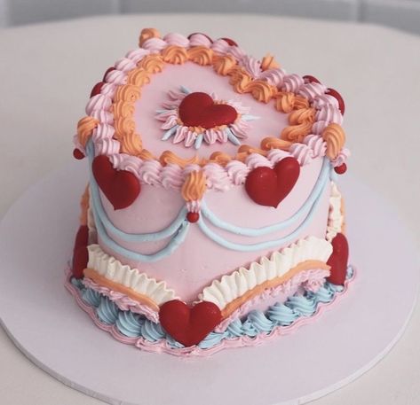 Vintage Buttercream Cake, Retro Cakes, Heart Cake Designs, Victorian Cake, Vintage Cake Decorating, Victorian Cakes, Valentines Day Cake, Vintage Heart Cake, Bolo Vintage