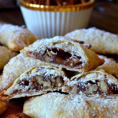 Pecan Hand Pies, Mini Hand Pies, Pecan Pie Filling, Apple Hand Pies, Refrigerated Pie Crust, Easy Pie, Dessert Tray, Hand Pies, Pecan Pie