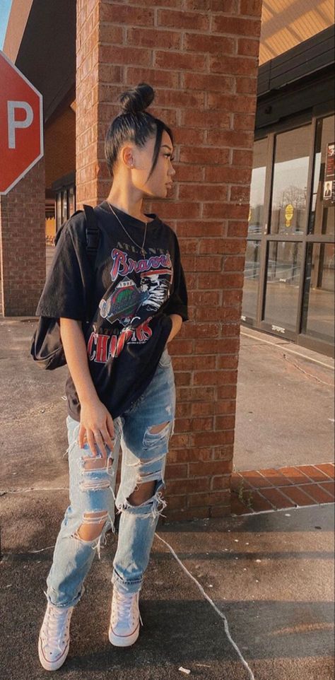 Ripped Jeans Graphic Tee Outfit, Baggy Cropped Tee Outfit, Baggy Ripped Jeans Outfit Summer, Baggy Band Tee Outfit, Outfits For Women Baggy, Ripped Jeans Outfit Summer, Baggy Ripped Jeans Outfit, Jeans Outfit Baggy, Cropped Tee Outfit