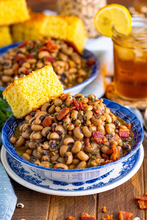 Bacon Black Eyed Peas via @danadevolk Blackeyed Pea Recipes, Thanksgiving Recipes Appetizers, Hoppin John Recipe, Southern Thanksgiving Recipes, Black Eyed Peas Recipe, Hoppin John, Southern Thanksgiving, Thanksgiving Appetizer Recipes, Southern Recipes Soul Food