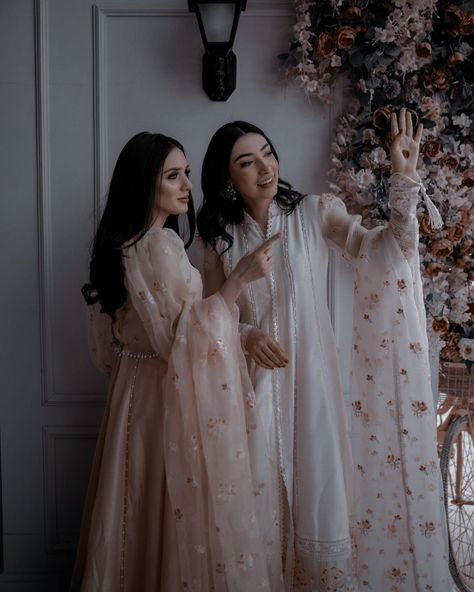 Sister Photoshoot Poses Indian, Eid Poses, Twining Outfits, Sisters Aesthetic, Desi Things, Pakistani Aesthetic, Bridesmaid Poses, Desi Fits, Sisters Photoshoot Poses