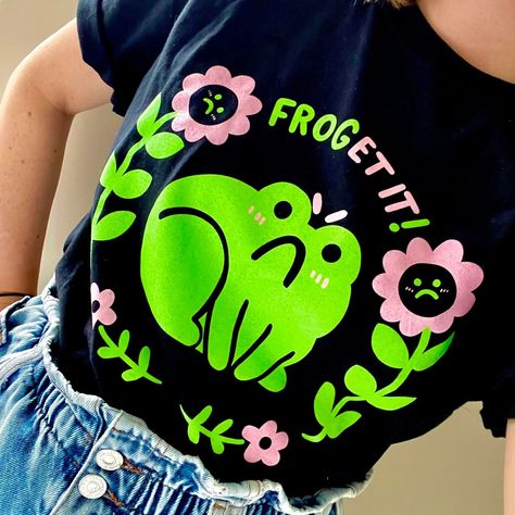 Cute T-shirts, Screen Printing Ideas, Frog Fashion, Frog Outfit, Frog Tshirt, Black Frog, Frog Costume, Frog Shirt, Frog T Shirts