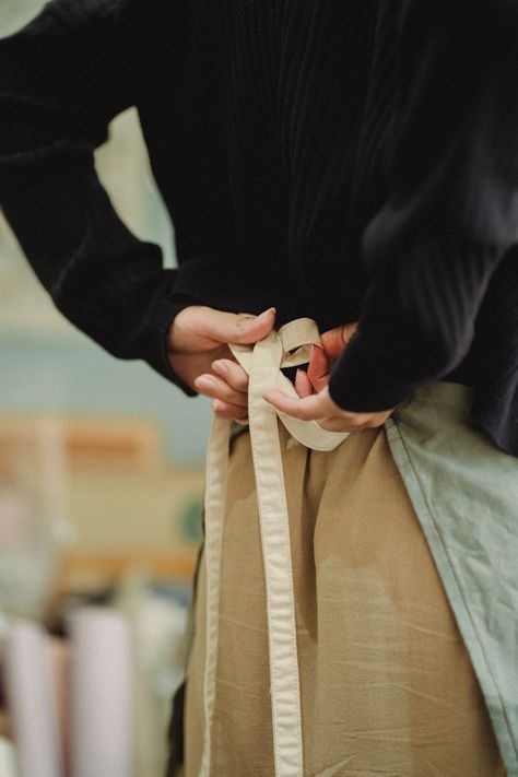 Kitchen Chef Photography, Baking Lifestyle Photography, Baker Portrait Photography, Aesthetic Baking Photos, Apron Photoshoot, Food Photography At Home, Craft Jobs, Corporate Career, Female Chef