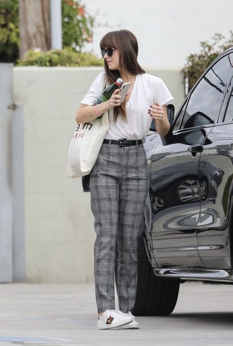 Dj Outfit, Dakota Johnson Street Style, Dakota Jhonson, Sweatshirt Street Style, Dakota Style, Nick Bateman, Dakota Johnson Style, Dakota Mayi Johnson, Check Pants