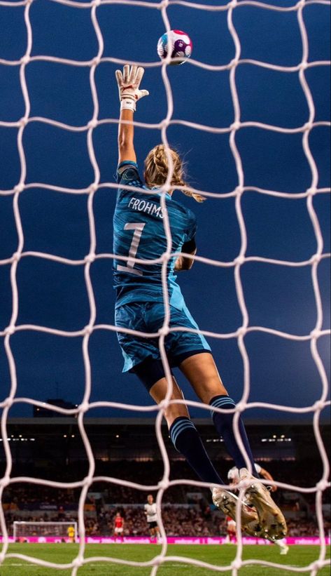 Womens Soccer Wallpaper, Womens Football Aesthetic, Female Goalkeeper, Goalkeeper Aesthetic, Merle Frohms, Cute Soccer Pictures, Lena Oberdorf, Goalie Soccer, Soccer Poses