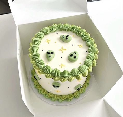 Alien Cake, Funny Birthday Cakes, Mini Cakes Birthday, Creative Birthday Cakes, Pretty Birthday Cakes, Cute Birthday Cakes, Just Cakes, Cute Desserts, Halloween Cakes