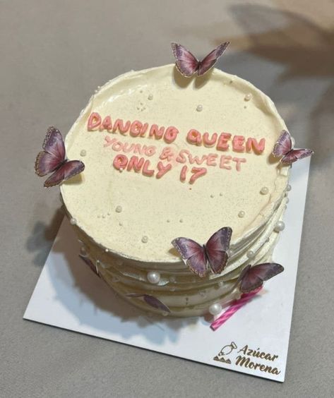 Cakes 2 Tier Dancing Queen Cake Ideas, Seventeen Birthday Aesthetic, Kue Sweet Seventeen, Seventeenth Birthday Cake, Sweet Seventeen Cake, Young And Sweet Only 17 Cake, Sweet 17 Birthday Cake, 17th Birthday Cake Aesthetic, 17 Bday Cake