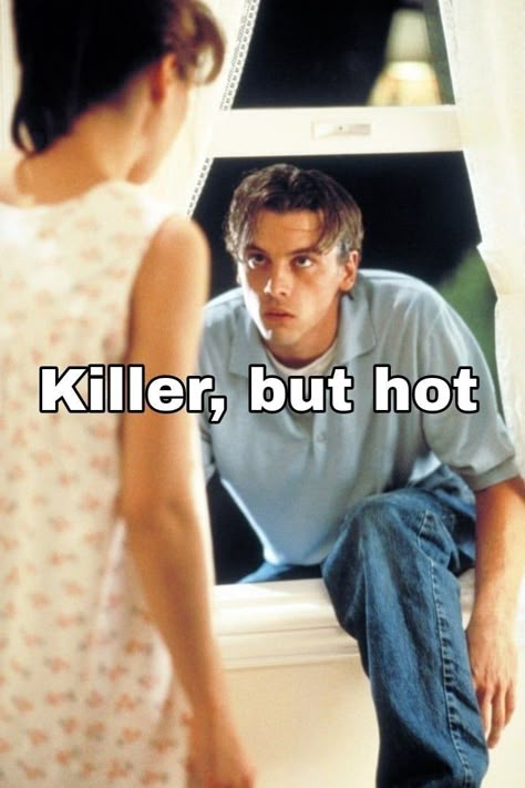 Scream Movie Background, Billy Loomis And Sidney Prescott Kiss, Scream Sayings, Scream 1 Billy And Stu, Billie Scream, Scream 1 Aesthetic, Scream 1 Wallpaper, Funny Screaming Face, Matching Scream Pfp