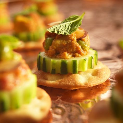 Chicken Tikka Amuse Bouche on Cucumber … – License Images – 989638 �❘ StockFood Single Recipes, Chicken Tikka, Hors D'oeuvres, High Quality Food, Crackers, Food Videos, Royalty Free Images, Free Images, Cucumber