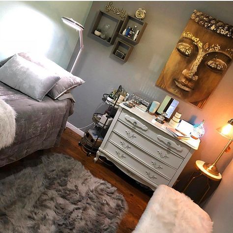 💕Lash Land💕 on Instagram: “Cozy Lash Room Love 💕 By @lashesandfaces360” Cozy Lash Room Decor, Lash Setup In Bedroom, Eclectic Lash Room, Dreamy Lash Room, Glam Lash Bed, Eyelash Extensions Aftercare, Teen Girl Wall Art, Esthetics Room, Teen Girl Room Decor