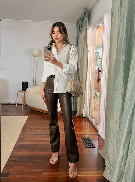 Leather Pants And Button Up Shirt, White Button Down Shirt Fall Outfit, White Oxford Shirt Outfit, Oxford Shirt Women Outfit, Oxford Shirt Outfit, Leather Shirt Outfit, Oxford Shirt Women, Oxfords Outfit, Boston Outfits