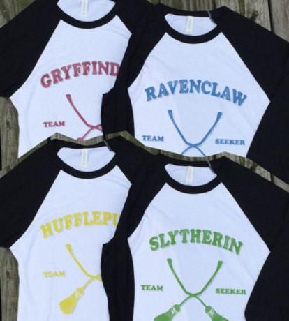 Gryffindor Quidditch Team, Hp Crafts, Universal Christmas, Hogwarts Quidditch, Universal Studios Outfit, Slytherin Gryffindor, Universal Trip, Universal Vacation, Harry Potter Hogwarts Houses