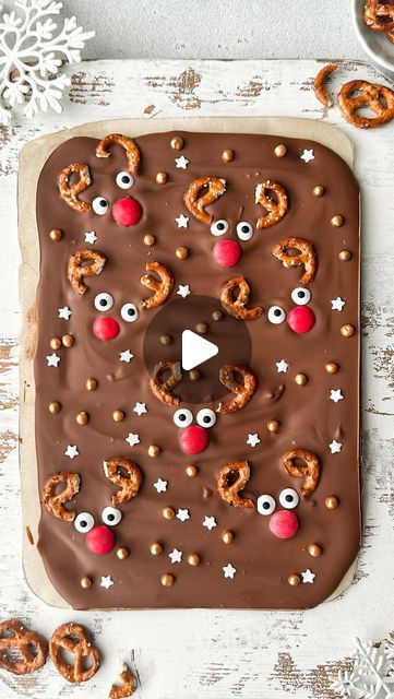 Kristel Talie on Instagram: "Rudolph Chocolate Bark✨ 
The most adorable festive treat to try this Christmas! It’s so easy and customizable. My toddler absolutely loved making (and eating!) this chocolate slab🍫

Ingredients

300g of your favorite chocolate (I used milk chocolate)
1 tsp coconut oil
Pretzels cut in half
Red candy for the nose
Edible eyes
Sprinkles of choice (I used stars and pearls)

Melt the chocolate with the coconut oil in the microwave in 30 second intervals, mixing in between until smooth and glossy. Place a baking sheet on a tray and pour over the chocolate. Using a spatula, smooth the chocolate evenly to form a rectangular shape. Place the red candy for the nose, followed by the eyes and pretzel antlers. Repeat until you fill the chocolate slab with reindeers. Sprinkl Reindeer Shaped Food, Chocolate Bark Ideas, Christmas Chocolate Bark, Chocolate Bark Christmas, Bark Idea, Christmas Hosting, Christmas Bark, Edible Eyes, Edible Christmas Gifts