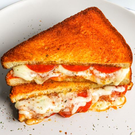 Pepperoni Sandwich, Air Fryer Pizza, Pizza Grilled Cheese, Bacon Grilled Cheese, Pizza Sandwich, Toasted Bread, Grilled Pizza, Melty Cheese, Easy Air Fryer