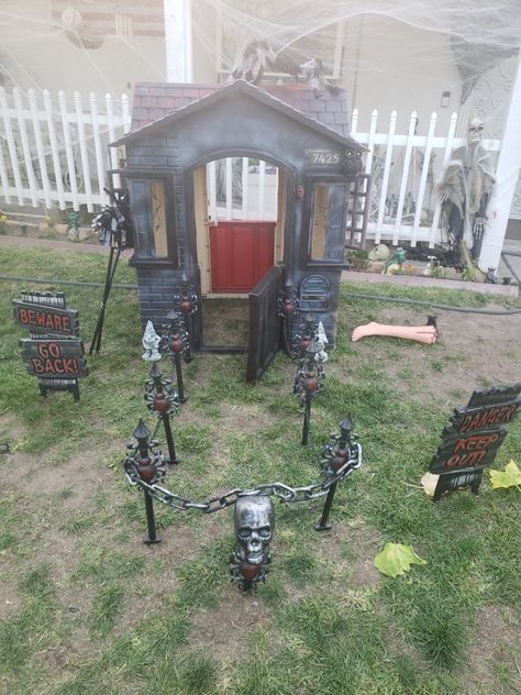 Outdoor Halloween Haunted House, Halloween Playhouse Decorations, Playhouse To Haunted House, Playhouse Into Haunted House, Playhouse Haunted House, Haunted Playhouse Ideas, Halloween Playhouse Makeover, Haunted Playhouse, Halloween Playhouse