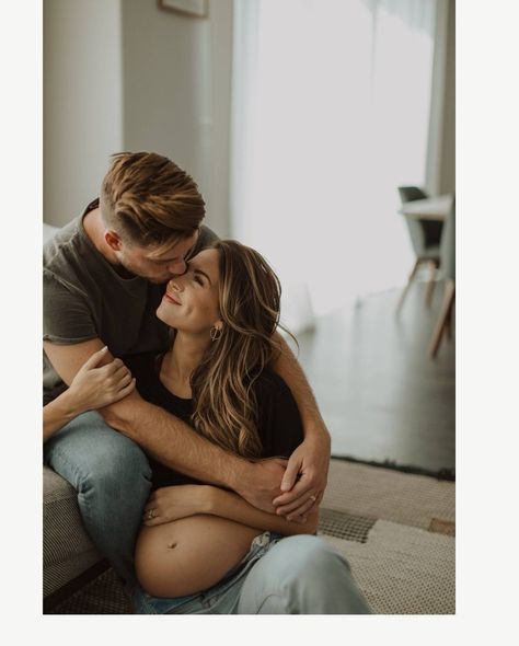 Shooting Photo Couple, Indoor Maternity Photos, Home Maternity Photography, Diy Maternity Photos, Indoor Maternity Photography, Maternity Studio Photoshoot, Studio Maternity Photos, Intimate Maternity, Maternity Photography Poses Couple