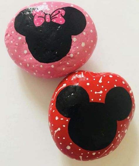 Minnie Mouse Rock Painting, Disney Painted Rocks Ideas, Disney Character Painted Rocks, Minnie Mouse Painted Rocks, Mickey Mouse Painted Rocks, Disney Painted Rocks Easy, Disney Rock Art, Cute Rock Painting Ideas Easy Disney, Rock Painting Disney