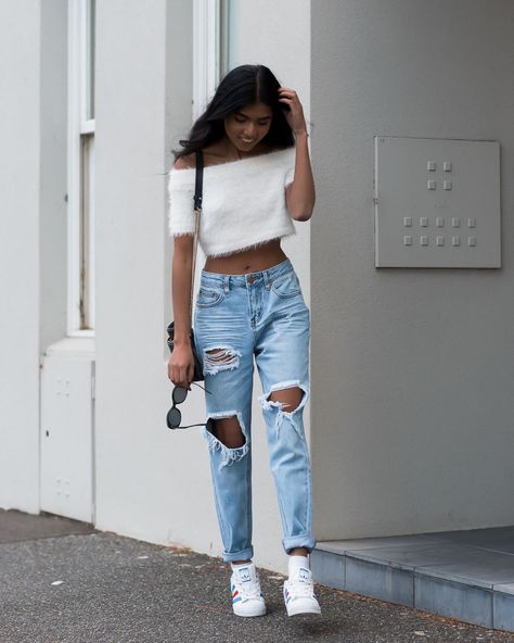 5 of the Most Trendy Ways to Wear Ripped Jeans Outfit Ideas With Ripped Jeans, Suit With Jeans, Expensive Jeans, Ripped Biker Jeans, Comfy Jeans Outfit, Cute Ripped Jeans, Ripped High Waisted Jeans, Ripped Jeans Outfit, Smart Casual Women