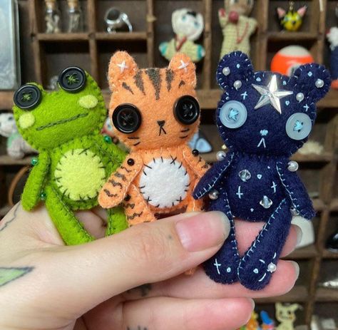 Cute Sewing Projects, Sewing Stuffed Animals, Sunday Evening, Arte Inspo, Felt Dolls, Felt Toys, Craft Time, Felt Ornaments, Cute Crafts