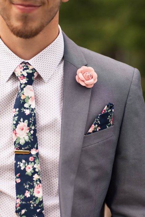 Groomsmen Attire Floral, Garden Party Attire, Wedding Guest Men, Wedding Touches, Ideas For Garden, Groom Wedding Attire, Puppy Grooming, Wedding Outfit Men, Boda Mexicana