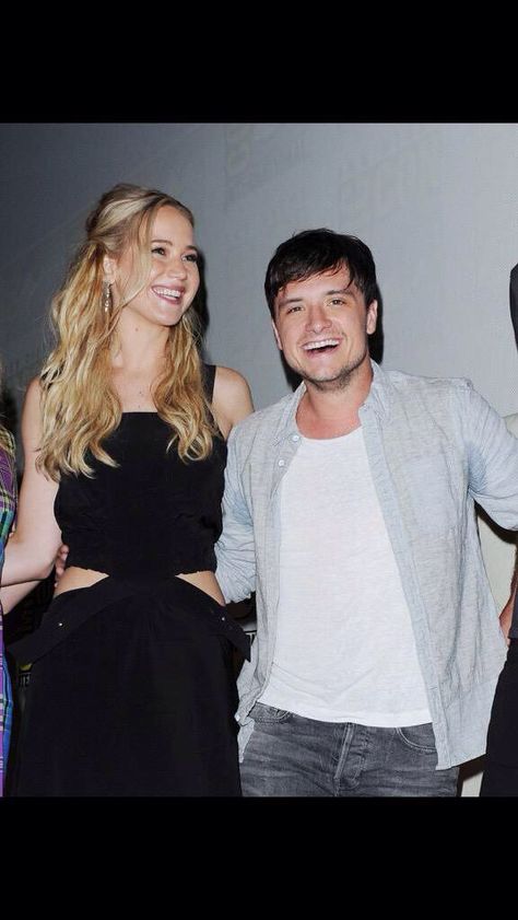 Joshifer I'm crying Jennifer Lawrence And Josh Hutcherson, Josh And Jennifer, Divergent Hunger Games, Jennifer Lawrence Pics, Hunger Games Fandom, Katniss And Peeta, Hunger Games Trilogy, Josh Hutcherson, Perfect People