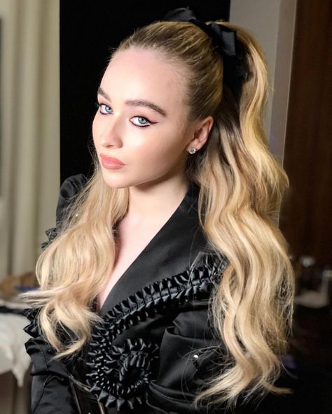 Sabrina Carpenter ♛. Want more? Follow pinterest ✧April_Insane. I offer the best quality I found. Sabrina Carpenter Hair, Ariana Grande Ponytail, Moschino Fashion Show, Ariana Grande Selena Gomez, Birthday Glam, Moschino Fashion, 22 Birthday, Messy Bun Hairstyles, High Ponytail