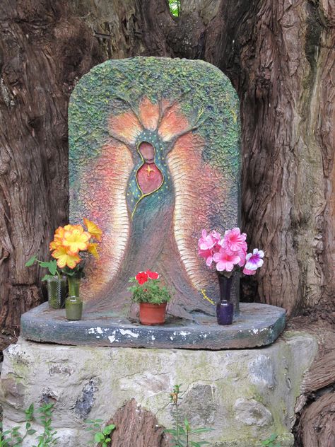 Mexican Altar found near Cuernavaca, MX it also looks like a shiva lingam Mother Nature Altar, Guadalupe Altar, Nature Altar, Mexican Altar, Goddess Altar, Sacred Space Altar, Frida Art, Shiva Lingam, Mexican Heritage