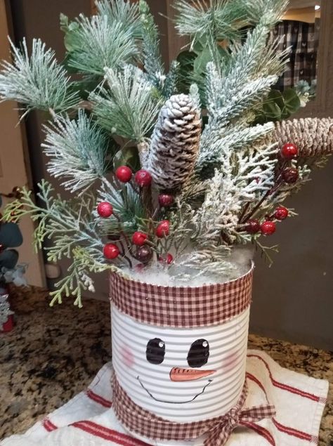 Crafts With Coffee Cans, Bucket Centerpiece Ideas, Tin Can Snowman, Tin Can Centerpieces, Xmas Crafts Kids, Coffee Can Crafts, Crafts Upcycling, Snowman Diy, Tin Can Crafts