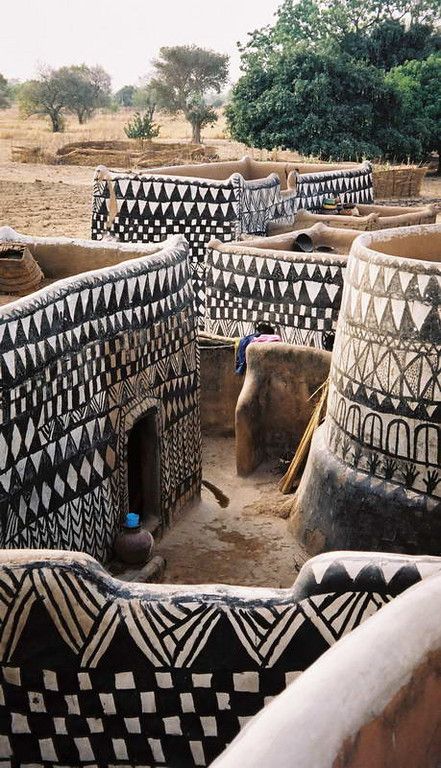 Painted dwellings in a Gurunsi village of rural Burkina Faso. Afrikaanse Kunst, Vernacular Architecture, Yurt, Africa Travel, West Africa, Sierra Leone, Oh The Places Youll Go, Places Around The World, African Art