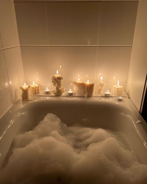 Bubble bath with savage love candles . Bath With Candles, Romanticising Winter, Bathtub With Bubbles, Bubble Bath With Candles, Candles Bathtub, 23 Aesthetic, Candlelit Bath, Winter Bath, Bathtub Aesthetic