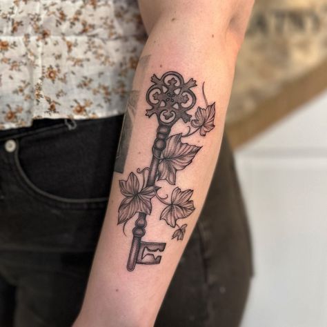 𝙰𝚕𝚢𝚜𝚜𝚊 𝚂𝚣𝚊𝚝𝚗𝚢🦌 | The key from The Secret Garden. One of my favorite movies of all time! Thanks for another fun one, Channing! | Instagram Secret Garden Key Tattoo, Secret Garden Tattoo Ideas, The Secret Garden Tattoo, Secret Of Nimh Tattoo, Secret Garden Tattoo, Secret Garden Key, Secret Garden Door, Fairy Tattoos, Secret Tattoo