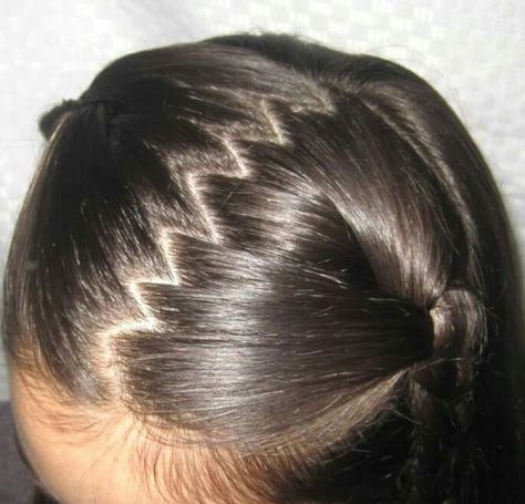 Zigzag hairlines Zig Zag Part, School Disco, Parting Hair, Iconic 90s, Hairstyles Men, 90s Hairstyles, Iconic Fashion, Beauty Makeup Tips, Makati