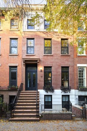 Nyc Brownstone, Brownstone Homes, New York Brownstone, Nyc Townhouse, Townhouse Exterior, Brooklyn House, Stone Mirror, Clinton Hill, Brooklyn Brownstone