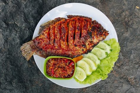 Selain digoreng ikan nila paling enak dibakar. Diolesi bumbu pedas manis hingga kering dan disantap dengan sambal istimewa plus lalapan. Dijamin nagih! Ikan Bakar Photography, Sup Ikan, Whole Fish Recipes, Grilled Fish Recipes, Berbuka Puasa, Ayam Bakar, Superfood Recipes, Grilled Fish, Tasty Bites