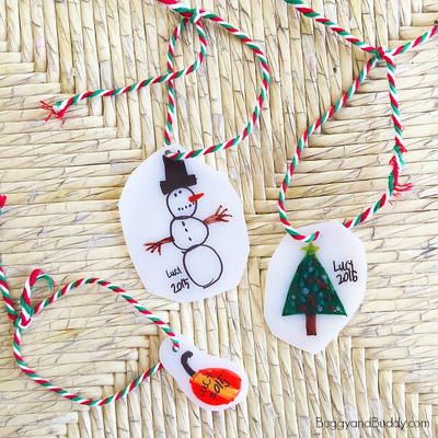 Shrink Film Ornament Craft for Kids Shrinky Dink Ornaments Kids, Shrinky Dink Christmas Ornaments, Rm Christmas, Art Stations, Kid Drawings, Silhouette Christmas Ornaments, Silhouette Ornaments, Ornaments To Make, Fun Christmas Activities