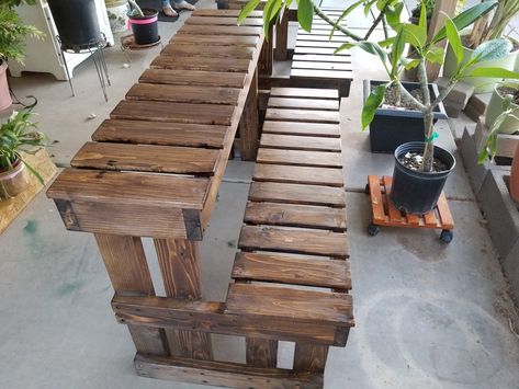 Bench For Plants Outdoor, Planter Shelves Outdoor, Deck Plant Stands, Plant Bench Outdoor, Plant Stand From Pallets, Pallet Plant Table, Diy Plant Bench Outdoor, Diy Heavy Duty Plant Stand, Plant Stand Diy Outdoor