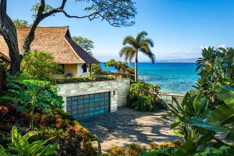 Hawaiian Beach House, Beach House Pictures, Maui Style, Hawaiian Homes, Maui Beach, Beachfront House, Tropical Backyard, Luxury Beach House, Beachfront Home