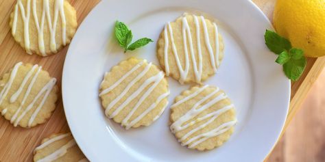 Lemon Shortbread Cookies Spring Cookie Recipes, Lemon Drizzle Icing, Cookies Lemon, Cookie Board, Lemon Shortbread, Lemon Shortbread Cookies, Lime Desserts, Bread Puddings, Sweet Bites