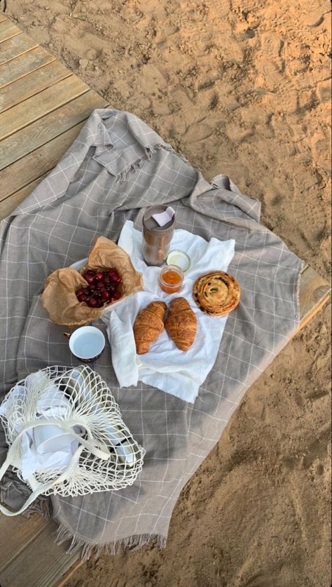 Fancy Cheese Board, Picnic Date Food, Picnic On The Beach, Picnic Inspiration, Romantic Picnics, Picnic Date, Perfect Picnic, Picnic Time, Picnic Food